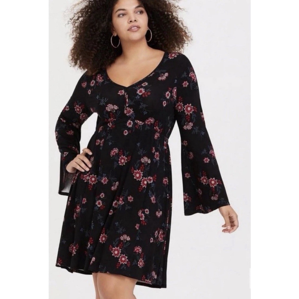 Torrid Women's 2X Jersey Skater Dress Stretch‎ Bell Sleeve Black Red Floral NEW